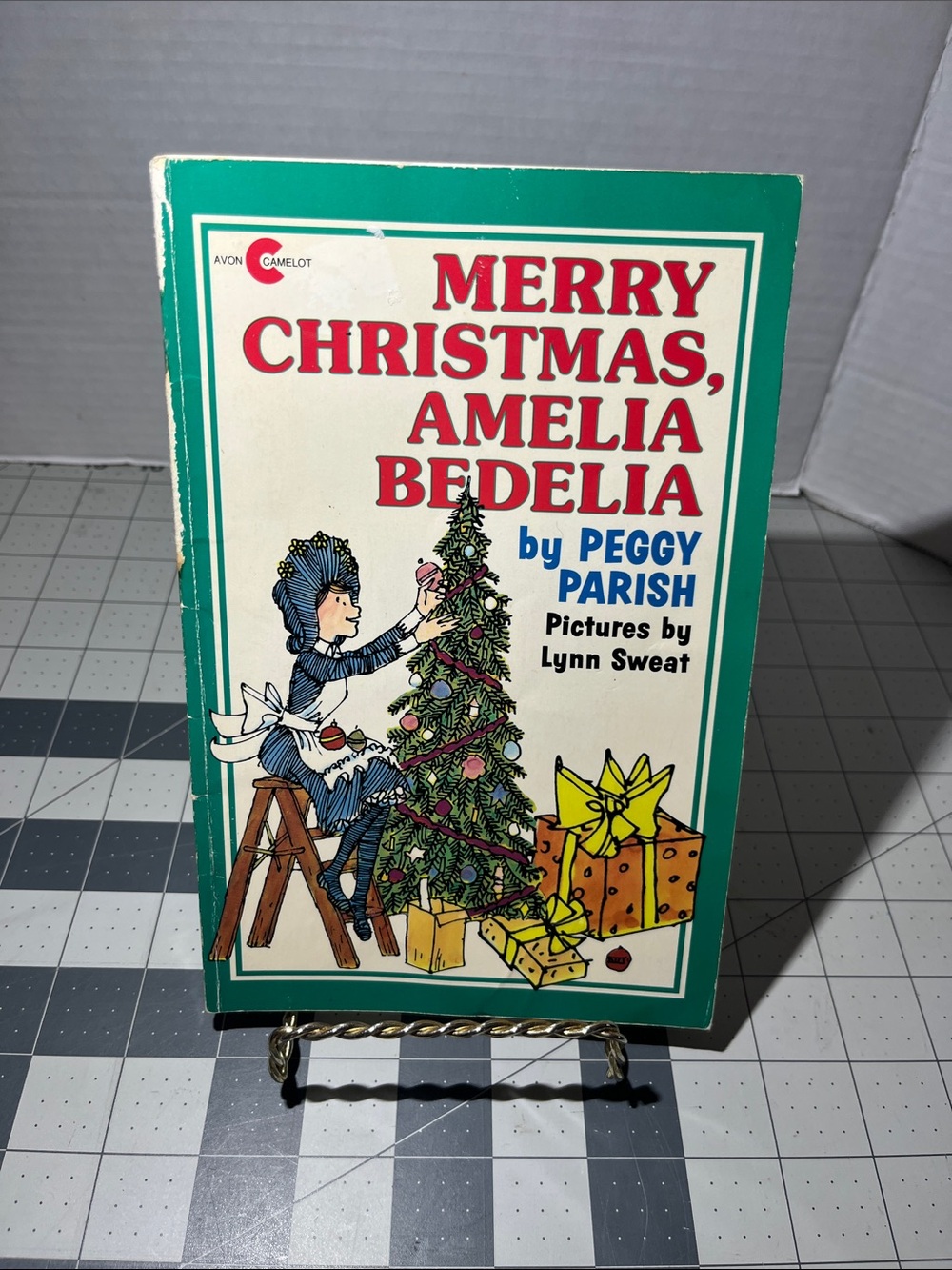 Peggy Parish "Merry Christmas, Amelia Bedelia" - Green Holiday Book Cover